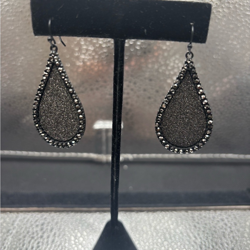 Elegant Black Teardrop Earrings Lightweight.